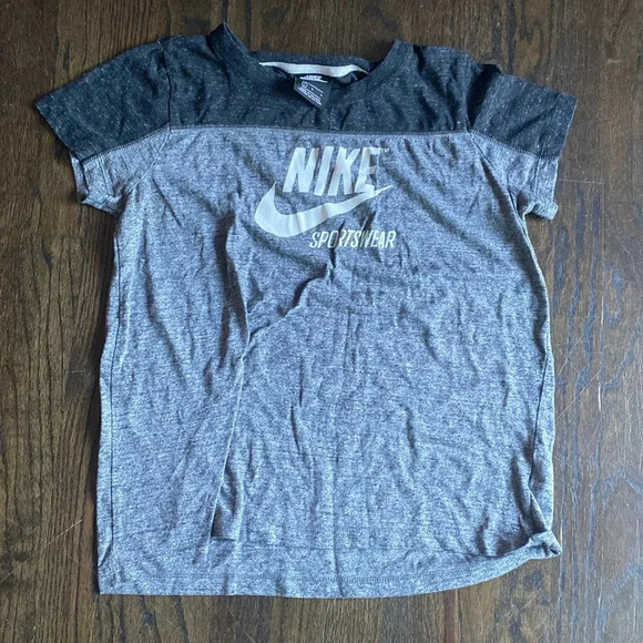 Tops - Nike Sportswear Tee